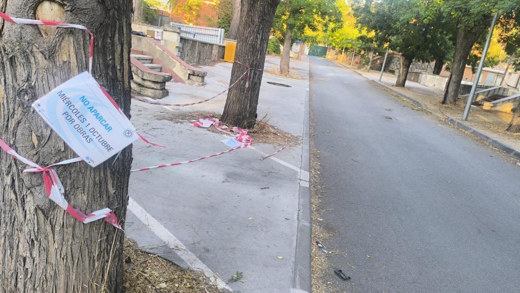 El precario cartel que lleva unos días colgado en los árboles de la zona.