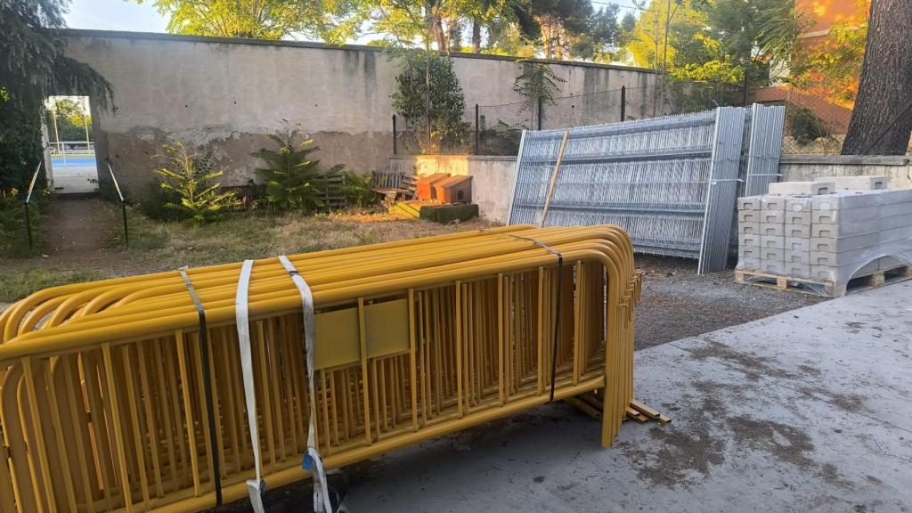 No hay maquinaria ni trabajadores, solo este material apilado.