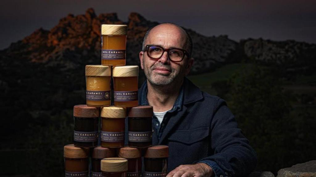 Martí Mascaró con sus mieles de Mel Caramel.
