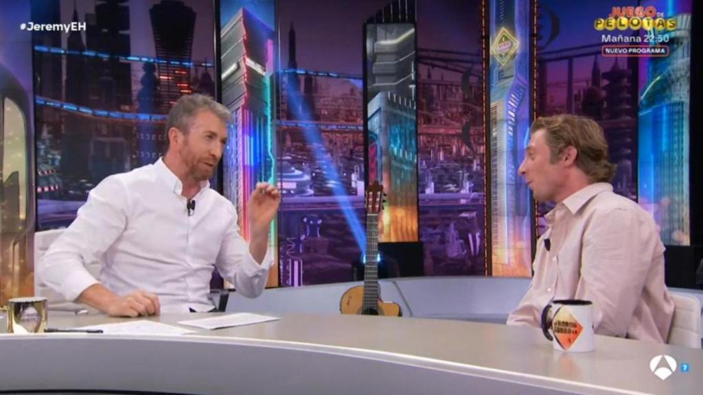 Pablo Motos y Jeremy Allen White en 'El Hormiguero'.