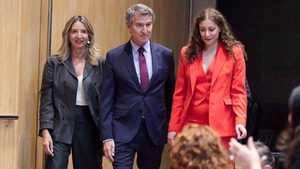 El presidente del PP, Alberto Núñez Feijóo: entre la portavoz en el Senado, Alicia García, y la del Congreso, Ester Muñoz.