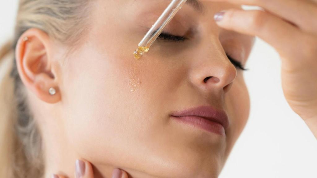Imagen de archivo de una chica utilizando un sérum facial.