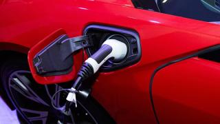 Un coche eléctrico cargándose