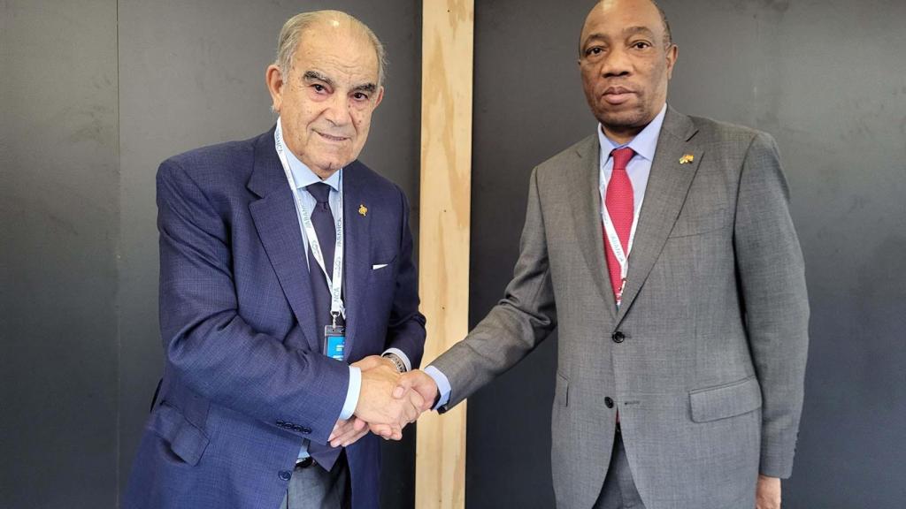 El presidente de la Camara de Comercio PVV junto al embajador de Mozambique en Vigo.