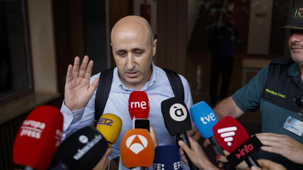 Miguel Polo, a la salida del juzgado tras declarar ante la jueza. Efe / Ana Escobar