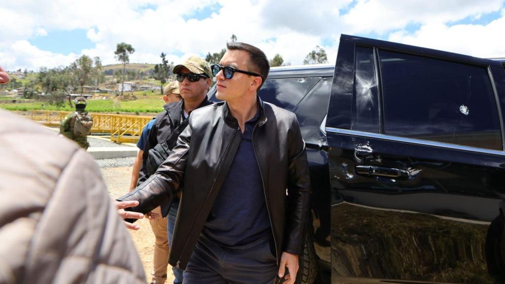 Daniel Noboa sale de su vehículo presidencial, previamente atacado.