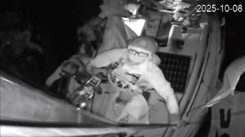 Un militar israelí trata de romper la cámara del 'Gaza Sunbird'.