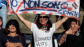 Una manifestante propalestina sostiene un cartel con el mensaje No soy Giorgia el pasado 4 de octubre en Roma.