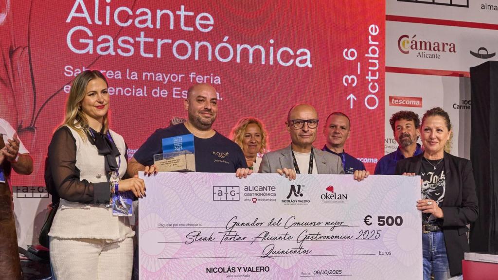 Juan Luis Parra, segundo por la izquierda, sostiene el cheque que premia su trabajo con el steak tartar.