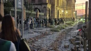 Cola de usuarios fuera de la estación de tren de Toledo.