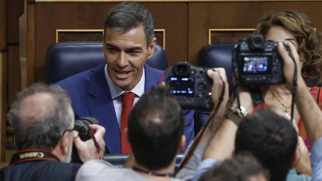 Pedro Sánchez, frente a los fotógrafos, en su escaño del Congreso de los Diputados.