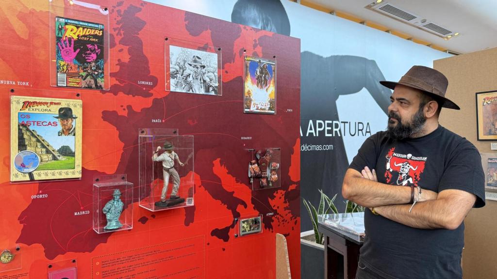 Un panel con objetos encontrados en distintas partes del mundo