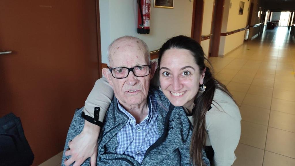 Nerea con su abuelo en Celadilla del Páramo