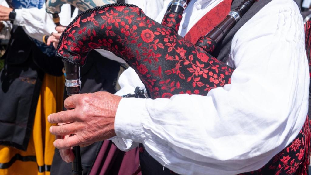Imagen de archivo de un gaiteiro en una fiesta tradicional de Galicia