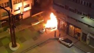 El incendio de unos contenedores en Benito Blanco Rajoy, en A Coruña.