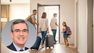 Montaje de Mikel Echavarren con una familia en un piso turístico en una imagen creada con IA.