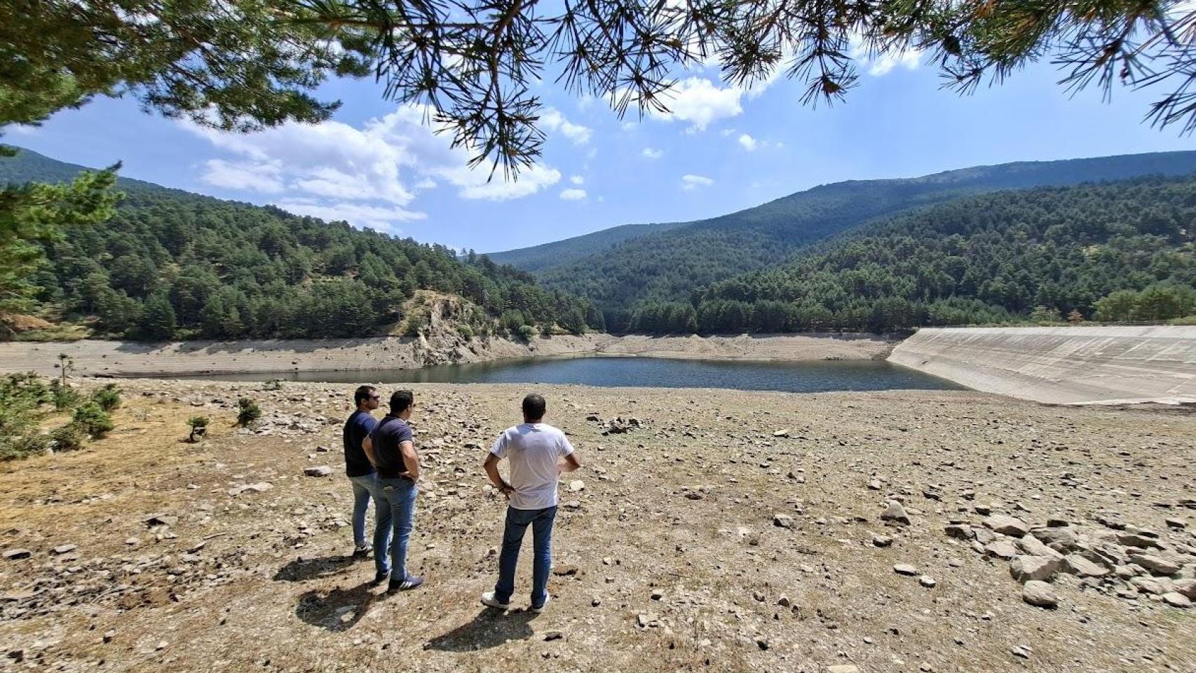 El Espinar asegura que seguirá gestionando el servicio del agua.