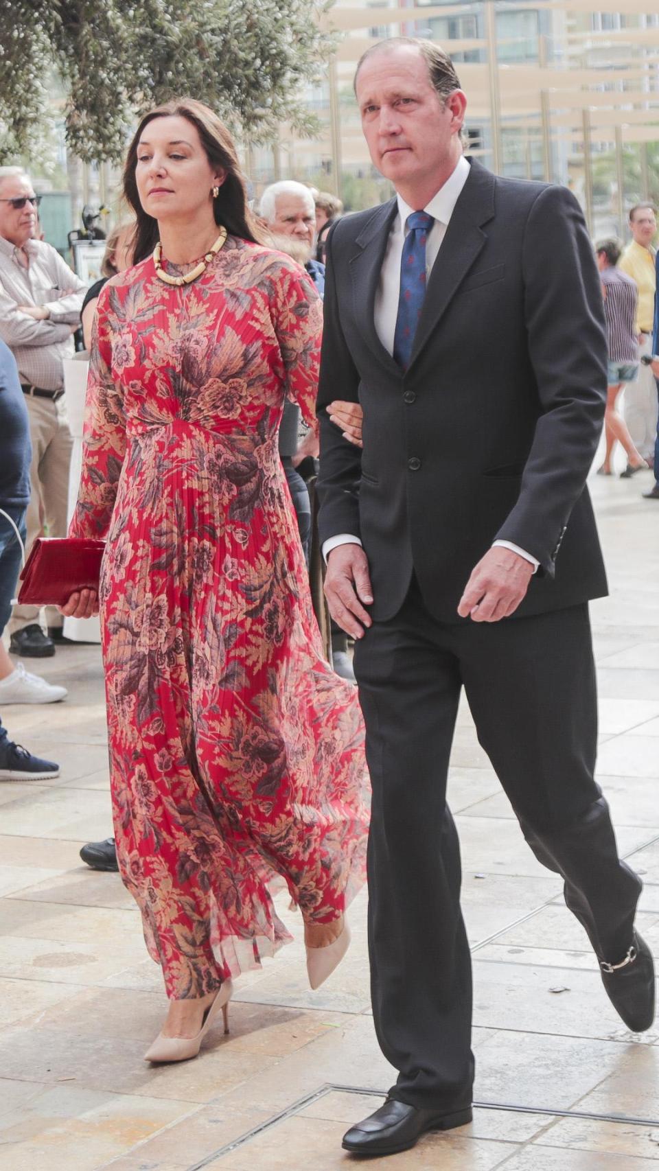 Bruno Goómez-Acebo y Bárbara Cano, en la boda de Louis Nicolas Crepy de Orleans y Carolina Torío Balleser en Valencia, en octubre de 2023.