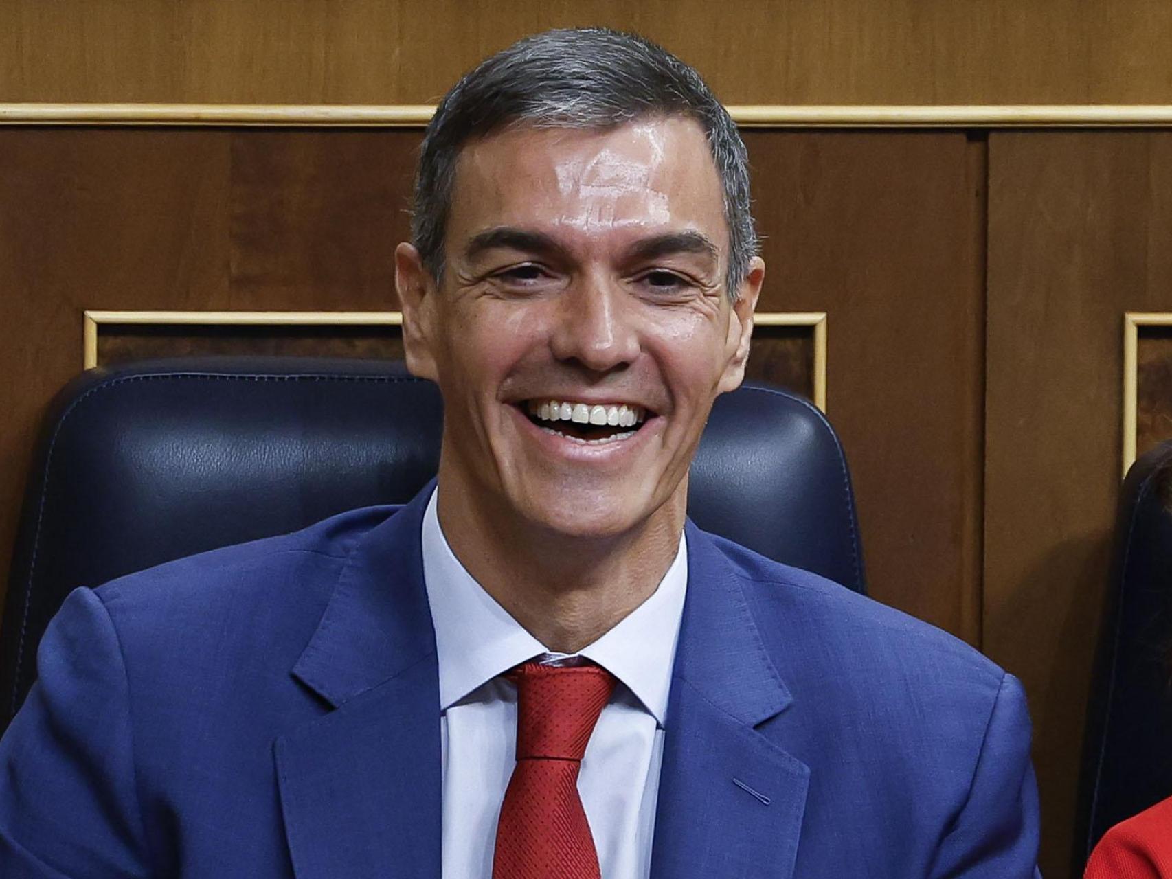 Pedro Sánchez, a carcajadas, ante el anuncio de Feijóo de llamarlo a la comisión de investigación sobre la trama.
