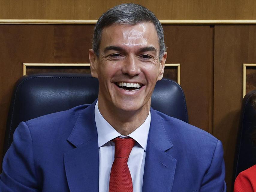 Pedro Sánchez, a carcajadas, ante el anuncio de Feijóo de llamarlo a la comisión de investigación sobre la trama.