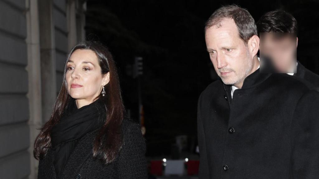 Bruno Gómez-Acebo y su esposa, en el funeral por la infanta Pilar celebrado en la catedral de La Almudena en Madrid, el 31 de enero de 2020.