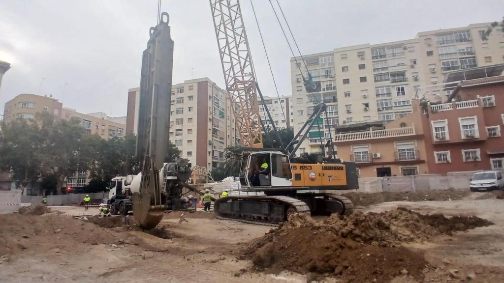 Inicio de la construcción de los muros pantalla en el tramo del Metro de Málaga entre Hilera yEugenio Gross.