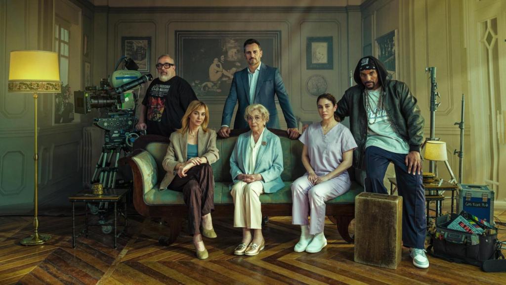 Álex de la Iglesia, Asier Etxeandía, David Comrie, Marta Hazas, Carmen Maura y Blanca Suárez, en el rodaje de 'La cuidadora'