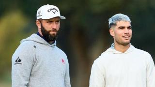 Carlos Alcaraz, junto a Jon Rahm en la previa del Open de España de golf.