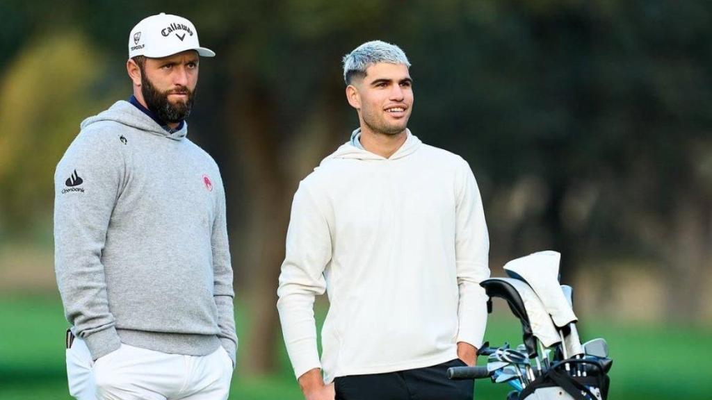 Carlos Alcaraz, junto a Jon Rahm en la previa del Open de España de golf.