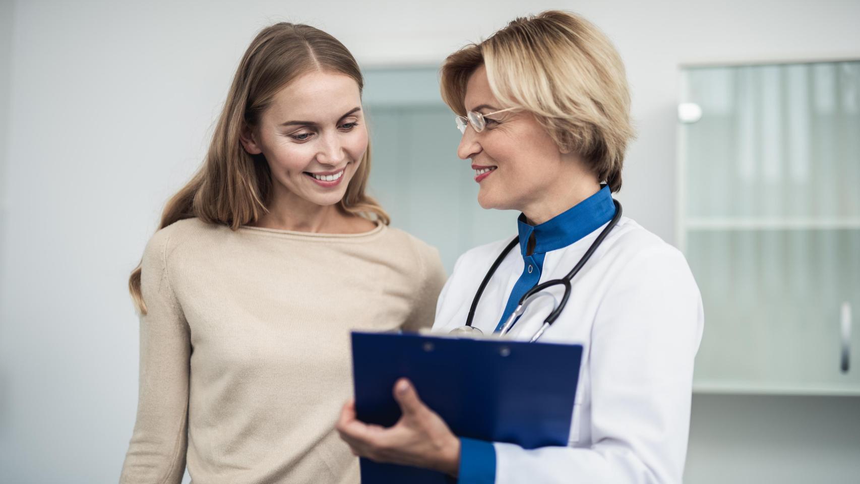 Imagen de archivo de una doctora con una paciente.