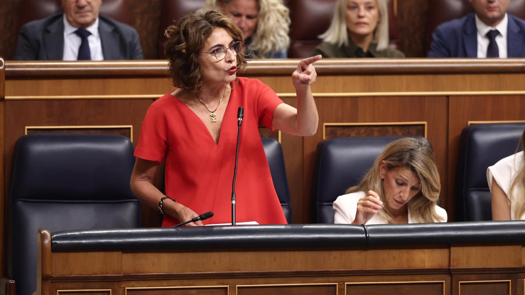 ´La vicepresidenta del Gobierno, María Jesús Montero, durante la sesión de control en el Congreso.