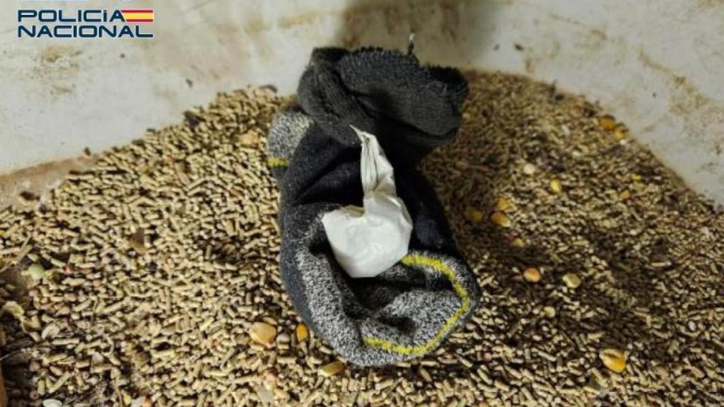 Droga metida en sacos de pienso