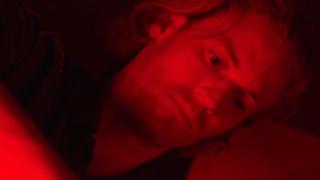 Marcos Llorente, con la luz roja que utiliza dentro de su casa