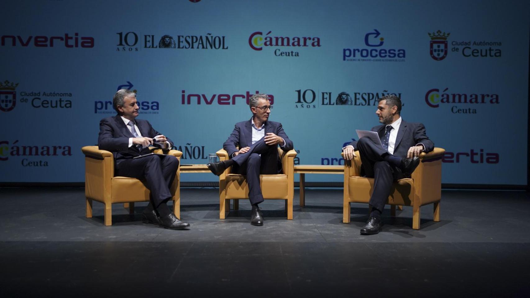 Rafael Sánchez Durán, director de Endesa en la zona sur y  Joaquín Segovia Alonso, director territorial de Telefónica en la misma zona, con Ángel Recio, delegado de EL ESPAÑOL de Málaga.