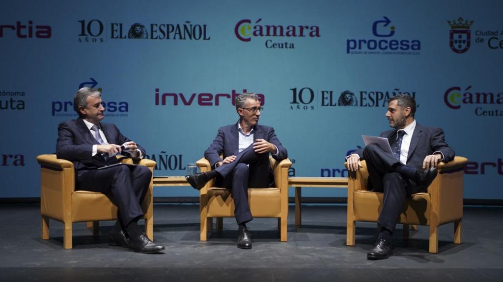 Rafael Sánchez Durán, director de Endesa en la zona sur y  Joaquín Segovia Alonso, director territorial de Telefónica en la misma zona, con Ángel Recio, delegado de EL ESPAÑOL de Málaga.