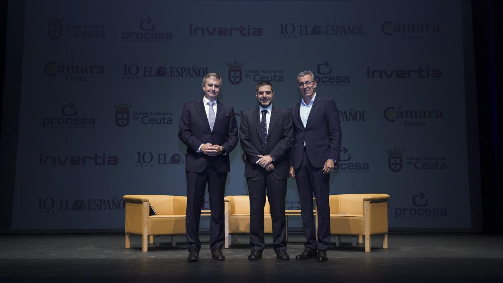 De izquierda a derecha; Rafael Sánchez Durán, director de Endesa en la zona sur (Andalucía, Extremadura, Ceuta y Melilla); Ángel Recio, delegado de EL ESPAÑOL de Málaga; y Joaquín Segovia Alonso, director territorial de Telefónica en la zona sur (Andalucía, Extremadura, Ceuta y Melilla); en la primera jornada del III Foro Económico Español en Ceuta.