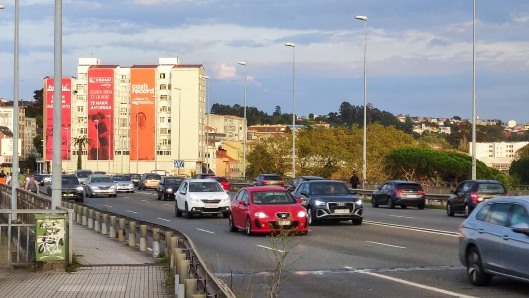 Vehículos y peatones en el puente de A Pasaxe entre Oleiros y A Coruña.