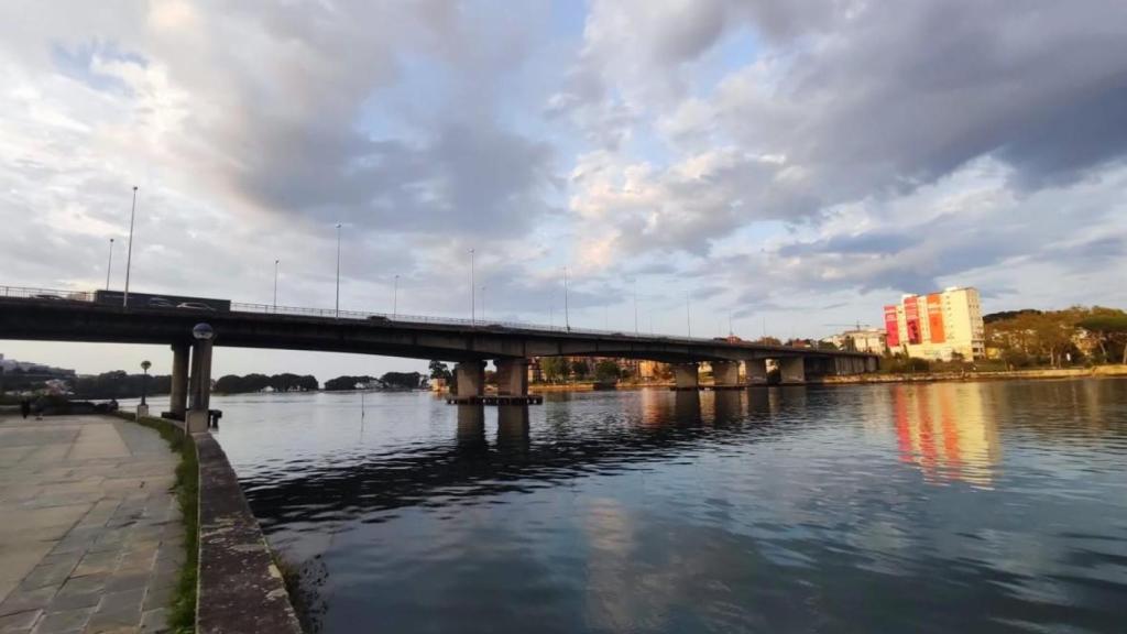 Vista del puente de A Pasaxe desde el paseo marítimo de Culleredo.