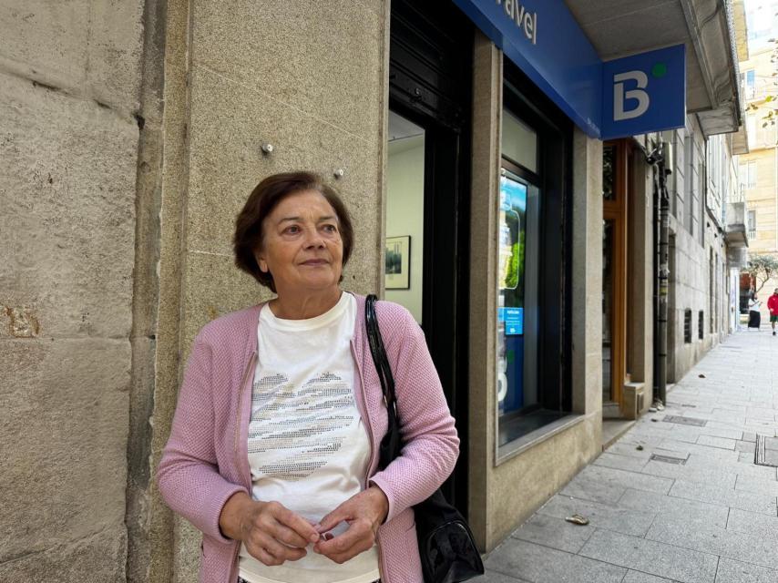 Carmen, frente a su agencia de viajes de confianza