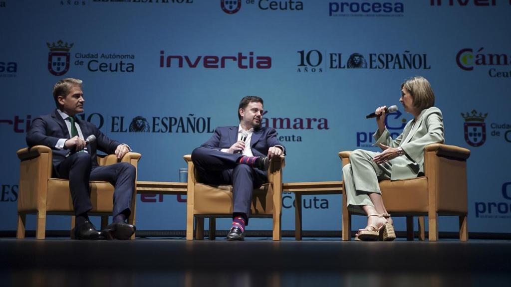 Karim Bulaix García-Valiño, presidente de la Cámara de Comercio de Ceuta; Arturo Criado, subdirector de EL ESPAÑOL-Invertia y Arantxa Campos Gorriño, presidenta de la Confederación de Empresarios de Ceuta (CECE).