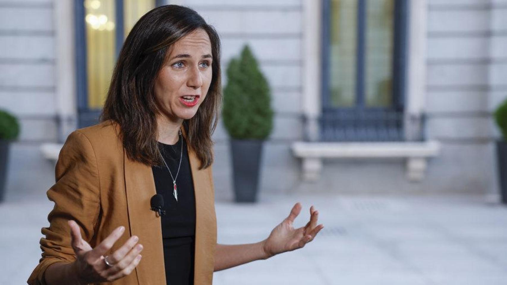 Ione Belarra atiende a los medios antes de la sesión de control al Gobierno.