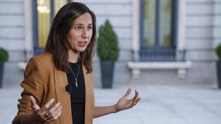 Ione Belarra atiende a los medios antes de la sesión de control al Gobierno.