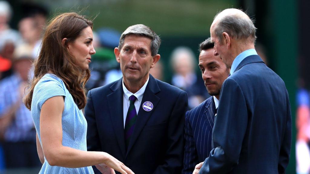 Kate Middleton, con el primo del rey Carlos III, el duque de Kent, en Wimbledon en 2019.