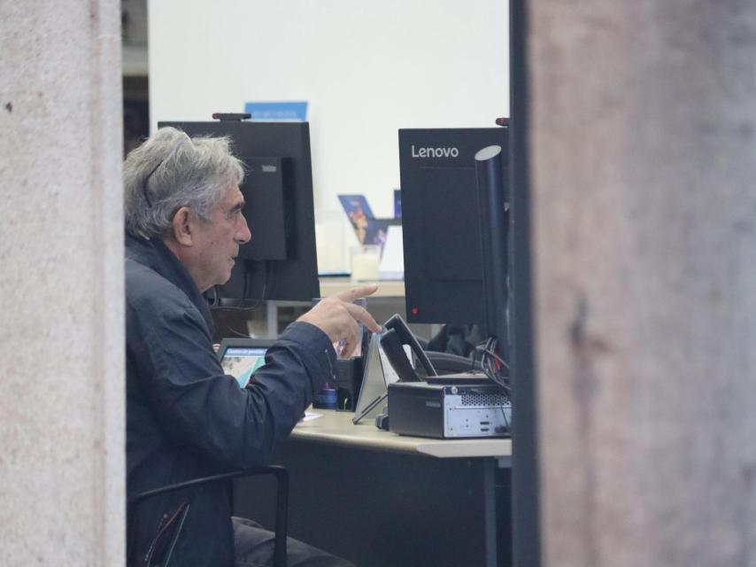 Un hombre preguntando por los viajes del Imserso en una agencia de viajes de Vigo