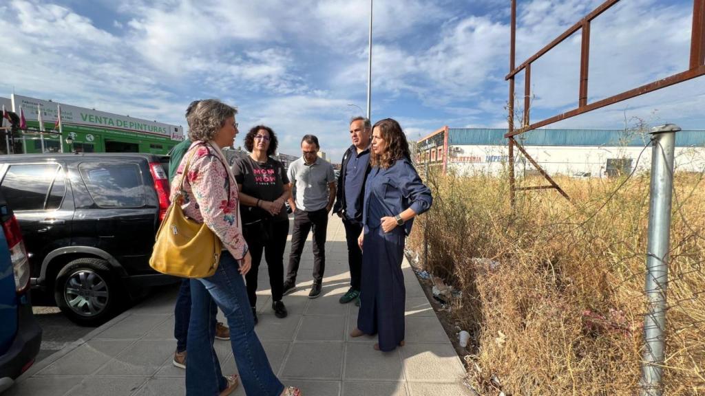 La líder del PSOE en el Ayuntamiento de Toledo, Noelia de la Cruz, este miércoles junto a representantes sindicales.