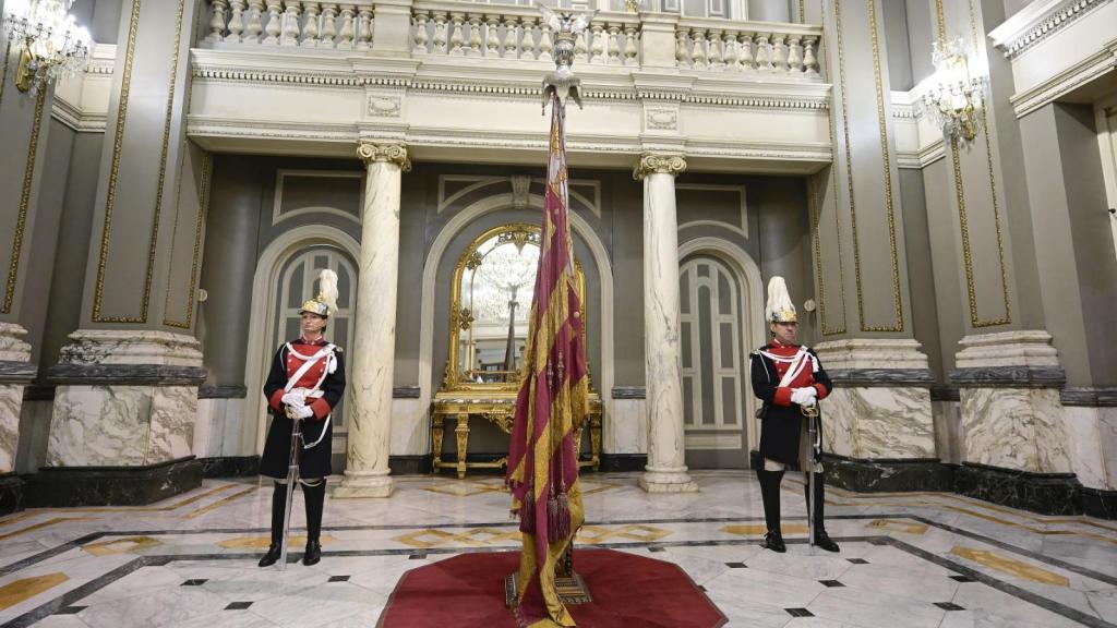 La Reial Senyera expuesta al público en el Salón de Cristal del Ayuntamiento de Valencia. EE