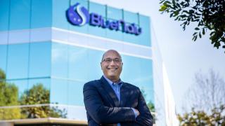 Lou Cooperhouse, cofundador, presidente y CEO de Blue Nalu, frente a la sede de la compañía y la planta piloto de producción de alimentos en San Diego, California.