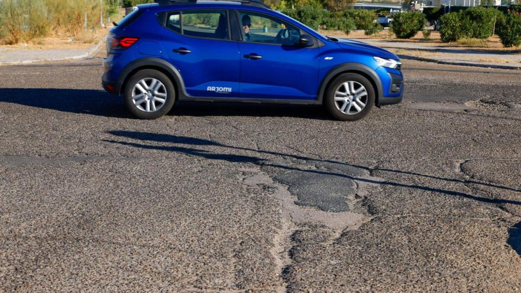 Baches en la calle Ventalomar, donde el Ayuntamiento va a intervenir próximamente para eliminar baches.