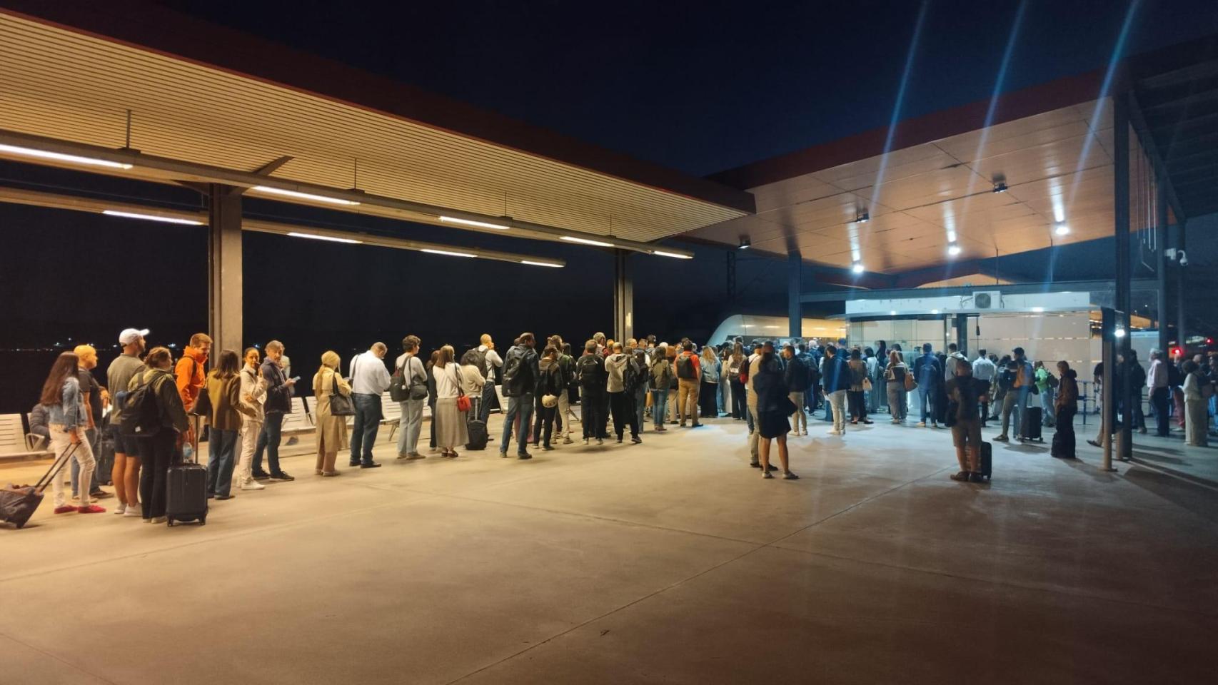 Imagen de las colas en la estación de tren de Toledo a primera hora de este miércoles.