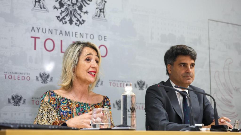 La vicealcaldesa de Toledo, Inés Cañizares, y el portavoz del Gobierno del Ayuntamiento de Toledo, Juanjo Alcalde, este miércoles.